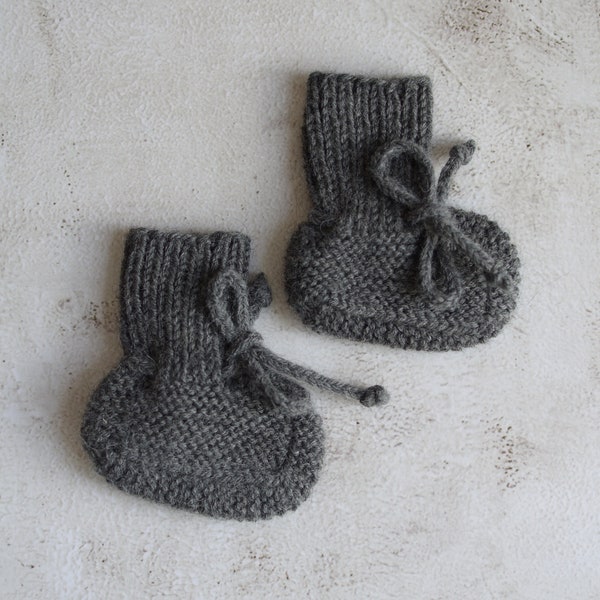 Handgestrickte Babyschuhe