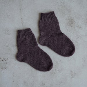 Calcetines de bebé tejidos a mano hechos de lana merino