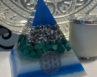 Pyramide d'orgonite turquoise | Pyramide Orgonite Turquoise | Communication-Lâcher prise-Équilibre-Intuition | Protecteur EMF | 12cm