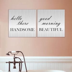 Regalo personalizado: juego de carteles de hojalata con la frase Buenos días, hermosa y Hola, guapo, para decoración de pared del dormitorio principal, carteles sobre la cama o decoración del baño