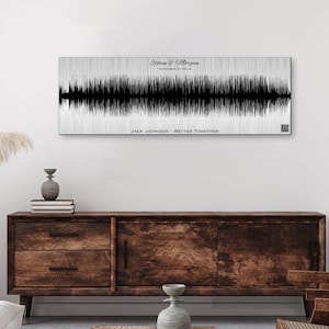Könnte beinhalten: Ein rechteckiger Wandkunstdruck mit einer schwarzen Schallwellengrafik auf gebürstetem silbernem Hintergrund. Der Text lautet Ethan & Morgan, November 3, 2019, und Jack Johnson - Better Together, mit einem kleinen QR-Code in der rechten Ecke.