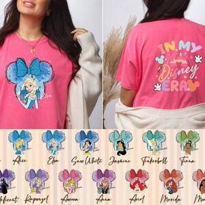 Puede incluir: Camiseta rosa con un gr&aacute;fico de una princesa de Disney con una diadema de Mickey Mouse. La parte posterior de la camiseta dice "In My Disney Era". Hay 12 opciones de princesas diferentes para elegir.
