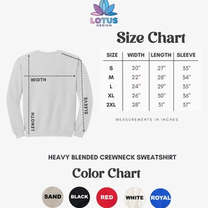 K&ouml;nnte beinhalten: Gr&ouml;&szlig;entabelle f&uuml;r ein schweres, gemischtes Crewneck-Sweatshirt in den Gr&ouml;&szlig;en S-2XL. Die Ma&szlig;e sind in Zoll angegeben. Die Farbtabelle zeigt das Sweatshirt in Sand, Schwarz, Rot, Wei&szlig; und Royalblau.