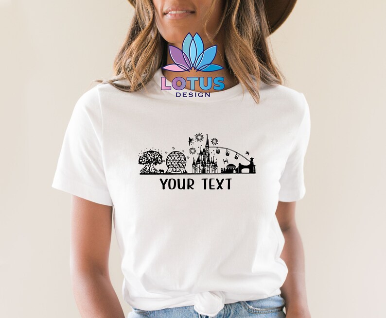 K&ouml;nnte beinhalten: Wei&szlig;es T-Shirt mit einer schwarzen Silhouette der Disney World Skyline, einschlie&szlig;lich Cinderella's Castle, Spaceship Earth und dem Tree of Life. Der Text "YOUR TEXT" ist unterhalb der Skyline gedruckt.