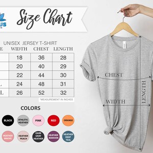 K&ouml;nnte beinhalten: Gr&ouml;&szlig;entabelle f&uuml;r ein Unisex-Jersey-T-Shirt mit Ma&szlig;en in Zoll f&uuml;r Breite, Brust und L&auml;nge. Die Gr&ouml;&szlig;en umfassen S, M, L, XL und 2XL. Die Tabelle zeigt die Ma&szlig;e f&uuml;r jede Gr&ouml;&szlig;e. Die verf&uuml;gbaren Farben sind Wei&szlig;, Schwarz, Athletik-Heather, Pink, Rot und Orange. Weitere Farben sind Heather Navy, Heather Mauve, Heather Peach, Dark Grey Heather, Heather Maroon und Heather Deep Teal.