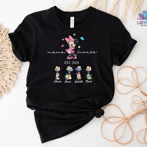 Puede incluir: Camiseta negra con un gr&aacute;fico blanco de Mickey Mouse y el texto "mama mouse EST. 2024" con cuatro personajes m&aacute;s peque&ntilde;os de Mickey Mouse debajo.