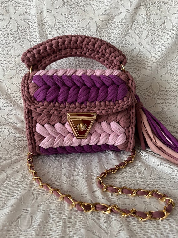 How to wear a purple bag