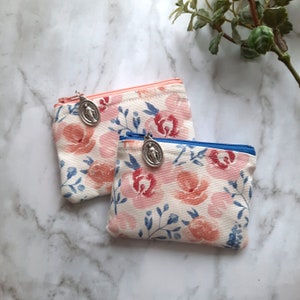 Estuche para rosario con flores cosido a mano y tirador mariano / Estuche para rosario católico / Estuche para rosario
