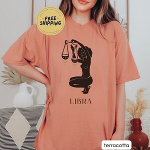Camiseta do Zodíaco de Libra - Camiseta de Astrologia - Presente de aniversário de Libra do Zodíaco camiseta unissex - Constelação de Libra - Signo de Água de Fogo Tarô da Lua Nascente