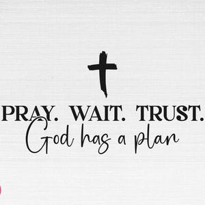 Peut inclure: Impression typographique noir et blanc avec une croix en haut et le texte "PRIER. ATTENDRE. FAIRE CONFIANCE. Dieu a un plan".