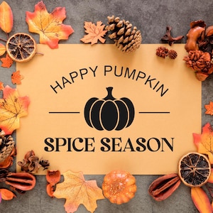 Puede incluir: Una tarjeta marr&oacute;n con el texto "Happy Pumpkin Spice Season" en letras negras. La tarjeta est&aacute; rodeada de decoraciones de oto&ntilde;o, incluyendo hojas naranjas y marrones, pi&ntilde;as y rodajas de naranja secas.