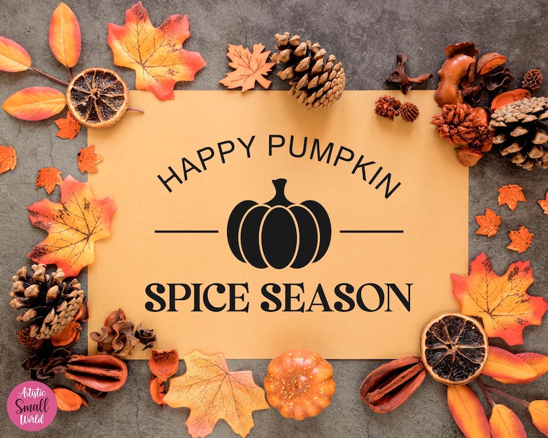Puede incluir: Una tarjeta marr&oacute;n con el texto "Happy Pumpkin Spice Season" en letras negras. La tarjeta est&aacute; rodeada de decoraciones de oto&ntilde;o, incluyendo hojas naranjas y marrones, pi&ntilde;as y rodajas de naranja secas.