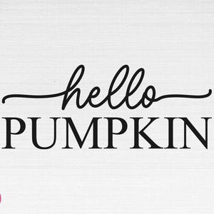 Może przedstawiać: Czarny tekst "hello PUMPKIN" na białym tle. Słowo "hello" jest napisane kursywą, a "PUMPKIN" pogrubioną czcionką. Małe, różowe kółko ze słowami "Artistic Small World" znajduje się w lewym dolnym rogu.