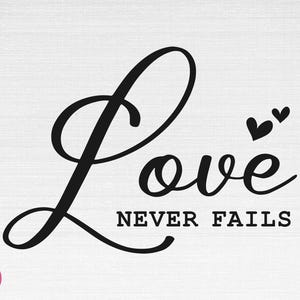 Op de afbeelding: Zwarte en witte tekst in kalligrafie stijl die "Love Never Fails" luidt met twee kleine hartjes boven het woord "Love".
