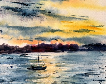 Può includere: Un dipinto ad acquerello di una barca a vela su uno specchio d'acqua con un cielo al tramonto. Il cielo è un mix di grigio, arancione e giallo. L'acqua è di un blu scuro con sfumature di giallo e verde. La barca a vela è nera e si staglia contro il tramonto.
