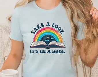 Eche un vistazo Está en una camiseta de libro, camiseta de libro arcoíris, regalo de bibliotecario, amante de los libros, camiseta de lectura, ratón de biblioteca, camiseta de bibliófilo, inspiración de lectura