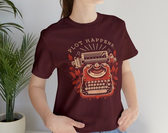 La trama sucede camisa, camiseta de máquina de escribir vintage, ropa de escritura clásica, camiseta literaria nostálgica, regalo para escritores, juego de palabras, juego de palabras de escritor