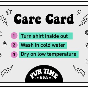 Puede incluir: Una tarjeta de cuidado blanca con texto y gr&aacute;ficos negros. La tarjeta tiene un t&iacute;tulo que dice "Care Card" y tres instrucciones: "Turn shirt inside out", "Wash in cold water", y "Dry on low temperature". La tarjeta tambi&eacute;n tiene un c&iacute;rculo negro con el texto "PUN TIME *USA*" en blanco.
