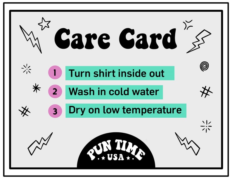 Puede incluir: Una tarjeta de cuidado blanca con texto y gr&aacute;ficos negros. La tarjeta tiene un t&iacute;tulo que dice "Care Card" y tres instrucciones: "Turn shirt inside out", "Wash in cold water", y "Dry on low temperature". La tarjeta tambi&eacute;n tiene un c&iacute;rculo negro con el texto "PUN TIME *USA*" en blanco.
