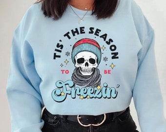 Tis The Season To Be Freezin sudadera, suéter de temporada de invierno, divertido cuello redondo congelado, camisa de esqueleto de Navidad, cuello redondo de Navidad para mujer