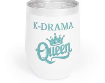 Op de afbeelding: Een witte roestvrijstalen beker met een turquoise ontwerp met de tekst "K-DRAMA Queen" met een kroon boven het woord "Queen".