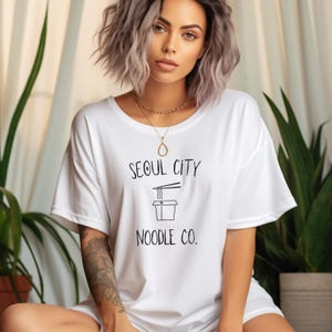 韓国ラーメンユニセックスTシャツ - K-POPファンギフト、韓国ドラマTシャツ、クリスマス誕生日プレゼント、グルメアパレル、韓国グルメギフトアイデア