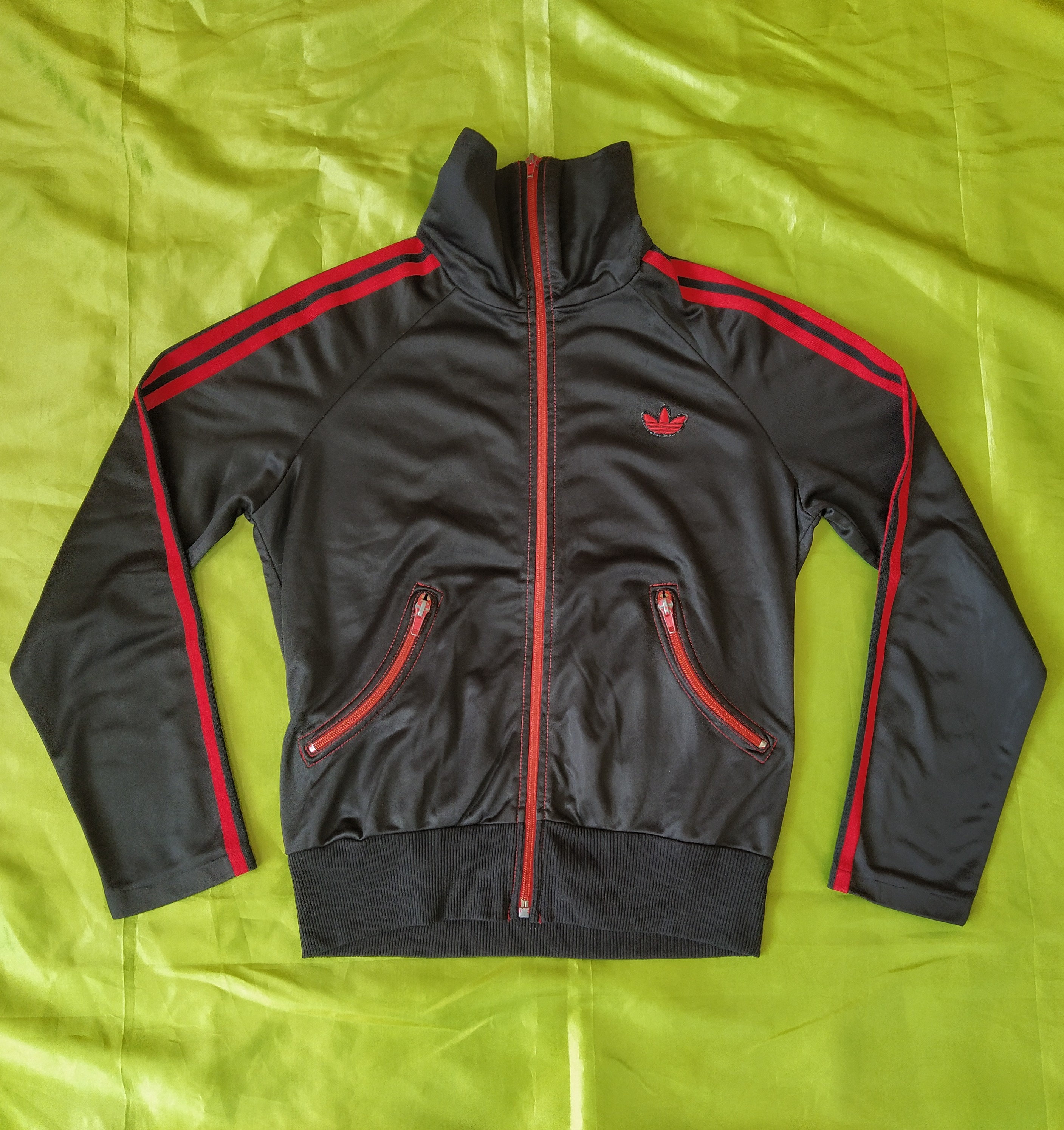 Adidas jacke schwarz mit roten streifen on sale