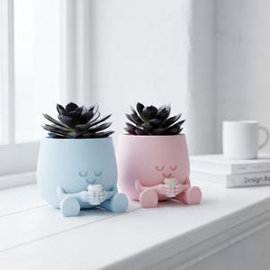 Set di vasi per piante grasse a tema caffè e tè stampati in 3D, perfetti per decorare la scrivania.