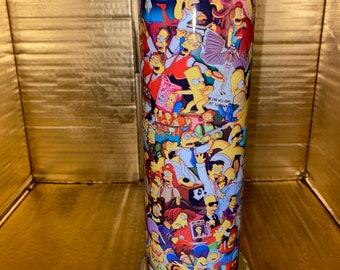 Copo com montagem dos Simpsons