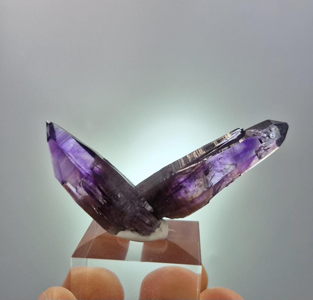 ゲレーロ産アメジスト – 優美な紫色のゾーンを持つ結晶クラスター