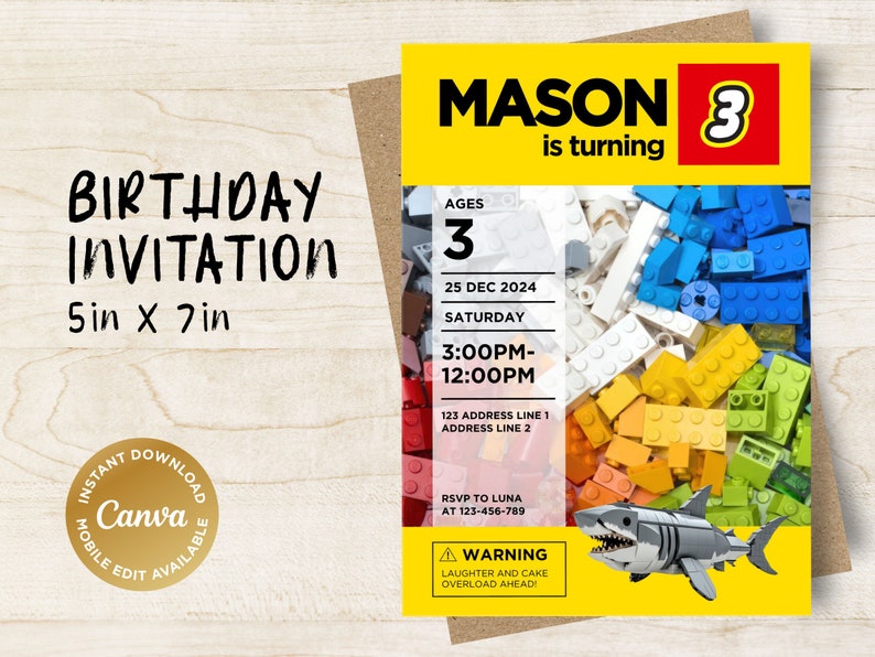 Puede incluir: Una invitaci&oacute;n de cumplea&ntilde;os amarilla y roja para un ni&ntilde;o de 3 a&ntilde;os llamado Mason. La invitaci&oacute;n presenta un dise&ntilde;o de bloques de Lego y un tibur&oacute;n hecho de bloques de Lego. El texto de la invitaci&oacute;n dice "Mason cumple 3 a&ntilde;os" e incluye la fecha, la hora y la informaci&oacute;n de RSVP.