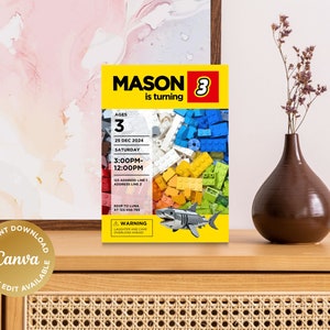 Puede incluir: Una invitaci&oacute;n de fiesta de cumplea&ntilde;os amarilla y negra con tem&aacute;tica de Lego. La invitaci&oacute;n dice "Mason cumple 3 a&ntilde;os" e incluye un ladrillo Lego con el n&uacute;mero 3. La invitaci&oacute;n tambi&eacute;n incluye una fecha, hora y direcci&oacute;n.