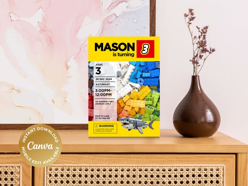 Puede incluir: Una invitaci&oacute;n de fiesta de cumplea&ntilde;os amarilla y negra con tem&aacute;tica de Lego. La invitaci&oacute;n dice "Mason cumple 3 a&ntilde;os" e incluye un ladrillo Lego con el n&uacute;mero 3. La invitaci&oacute;n tambi&eacute;n incluye una fecha, hora y direcci&oacute;n.