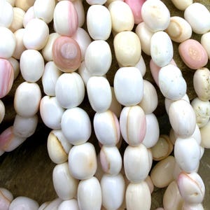 Roze koningsschelp 6 x 10 mm ovale kralen (lichte kleur, zie foto's), één streng van 40 cm