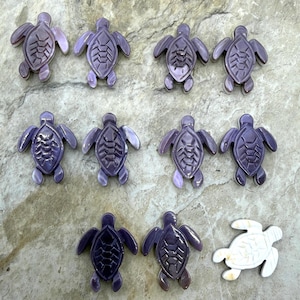 Paarse wampum/quahog schelp gesneden schildpadkralen 16 x 20 mm, verpakking van 2 kralen/een paar