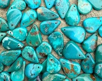 Perles focales irrégulières en forme de larme turquoise (az) Kingman (paquet de 10 perles)