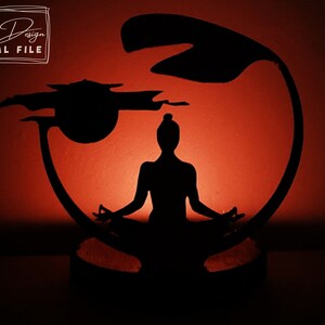 Porte-bougie ombre en bois représentant un moine en méditation, projetant une silhouette zen sur le mur. Modèle décoratif à découper au laser, fichier numérique instant download