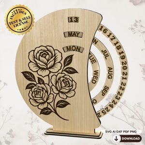 Può includere: Calendario perpetuo in legno con un design floreale a rose. Il calendario mostra la data, il mese e il giorno, con anelli rotanti per i giorni. Include il testo "Cutting Files" e "Digital Files Only Instant Download".