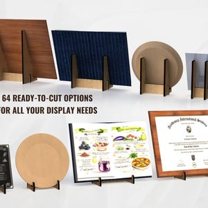 Exemple d’utilisation des présentoirs en bois. Différents supports tiennent des cadres, certificats, menus, assiettes et panneaux décoratifs. Montre la polyvalence du design pour objets variés.