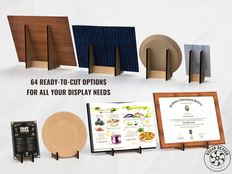 Exemple d’utilisation des présentoirs en bois. Différents supports tiennent des cadres, certificats, menus, assiettes et panneaux décoratifs. Montre la polyvalence du design pour objets variés.