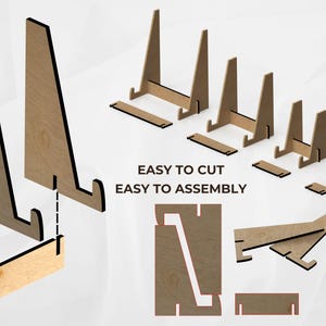 Démonstration du montage des présentoirs en bois. Les pièces découpées s’assemblent facilement par emboîtement. Plusieurs tailles de supports alignés, allant du petit modèle au grand modèle.