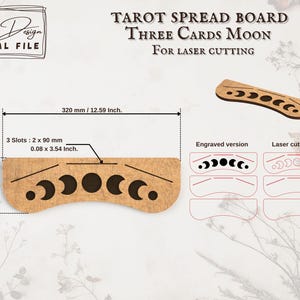 Schéma technique de la planche tarot Three Cards Moon pour découpe laser, avec dimensions 320 x 100 mm et trois encoches pour cartes. Modèle proposé en version gravure et version découpe, orné des phases lunaires. Fichier digital prêt à télécharger, aux formats SVG, DXF, AI, EPS et PDF, destiné aux artisans, makers et créateurs ésotériques cherchant un support de divination original et fonctionnel.