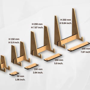 Ensemble de 4 présentoirs en bois de différentes tailles pour cadres, livres ou assiettes. Chaque support est montré avec ses dimensions en millimètres et pouces, allant de 100 mm à 250 mm de hauteur.
