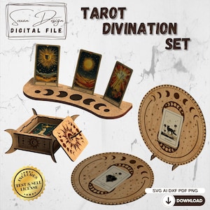 Może przedstawiać: Drewniany zestaw do wróżenia z tarota, zawierający uchwyt na karty, pudełko i dwa okrągłe stojaki wystawowe. Zestaw zawiera karty z ilustracjami o tematyce niebiańskiej i przyrodniczej. Wyświetlany jest tekst "TAROT DIVINATION SET".