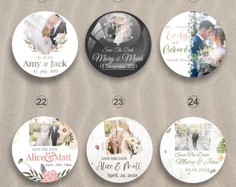 Puede incluir: Diez tarjetas redondas de guardar la fecha con diseños florales y una foto de una pareja. Las tarjetas son blancas con letras doradas y presentan diferentes diseños florales y fotos.