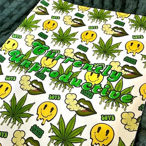 Puede incluir: Una hoja blanca con un patrón repetido de hojas de cannabis verdes, caras sonrientes amarillas y labios verdes exhalando humo. Las palabras "Currently Unproductive" están en verde.