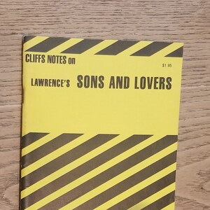 Puede incluir: Una cubierta de libro a rayas amarillas y negras con el título "CLIFFS NOTES on LAWRENCE'S SONS AND LOVERS" y el precio "$1,95". La parte inferior de la cubierta presenta una cordillera con el logotipo de Cliffs Notes.