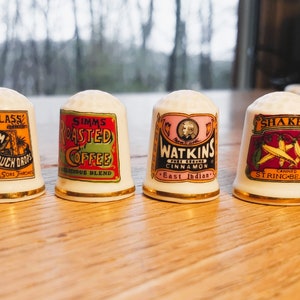 Pubblicità in porcellana Thimbles, cannella Watkins, fagiolini Shakers, caffè tostato Simms, caramelle per la tosse al peperoncino