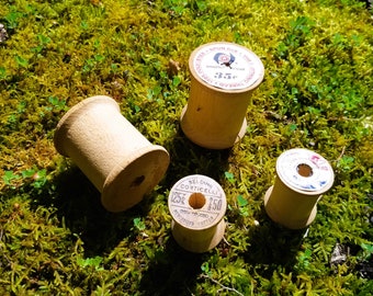 Può includere: Quattro bobine di filo di legno, due con etichette. Le etichette riportano "Spun One The" e "Belding Corticelli 125/250 Mercerized Cotton".