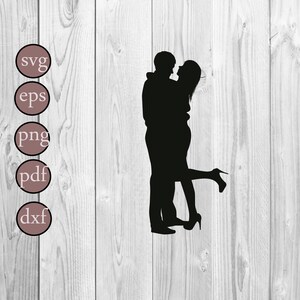 Op de afbeelding: Zwarte silhouet van een stel dat elkaar omhelst, het been van de vrouw is opgetild en ze draagt een hoge hak.